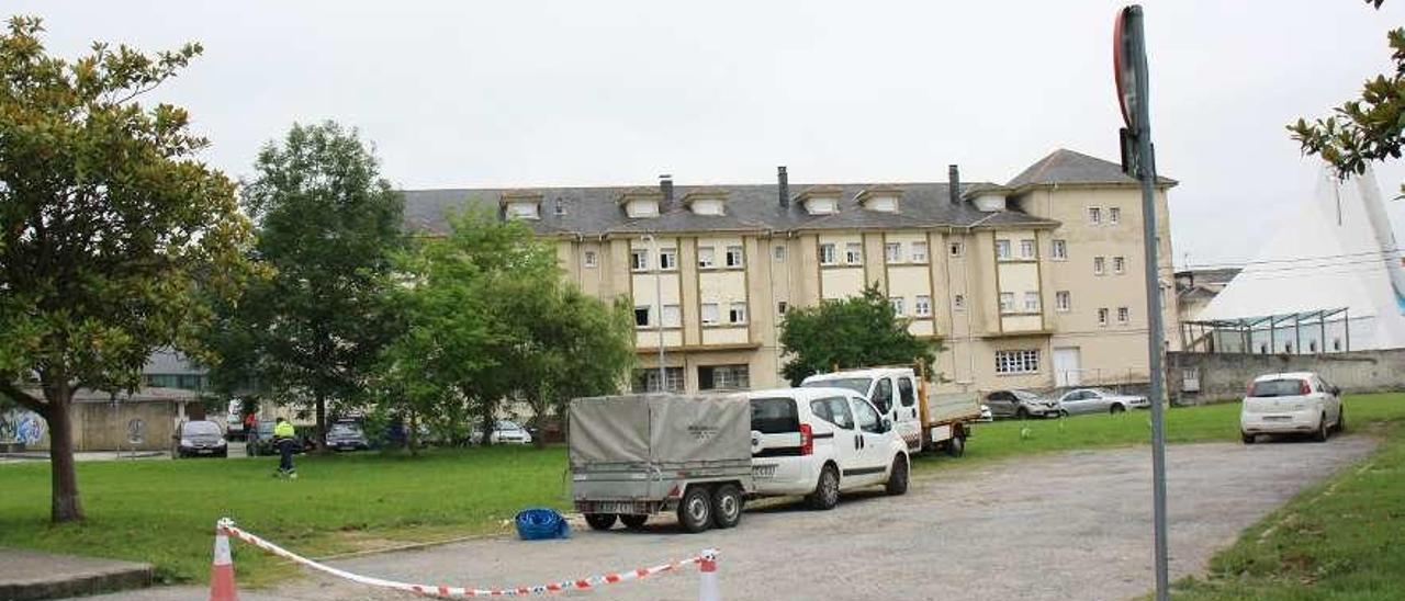 Delimitación de terrenos e inicio de los trabajos en el solar de la futura sede judicial de Luarca.