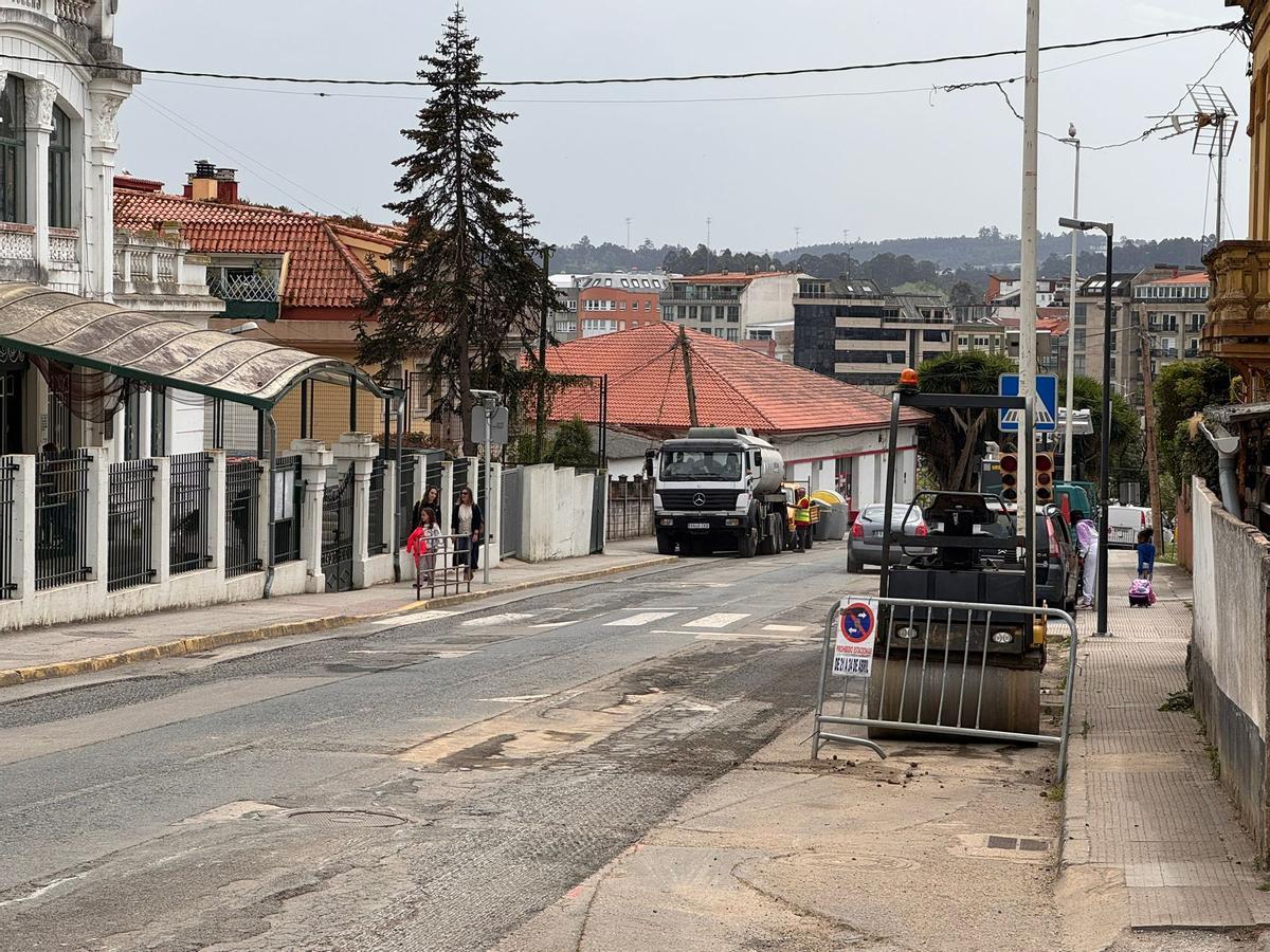 Obras de asfaltado en la Avenida Sada e Contornos.