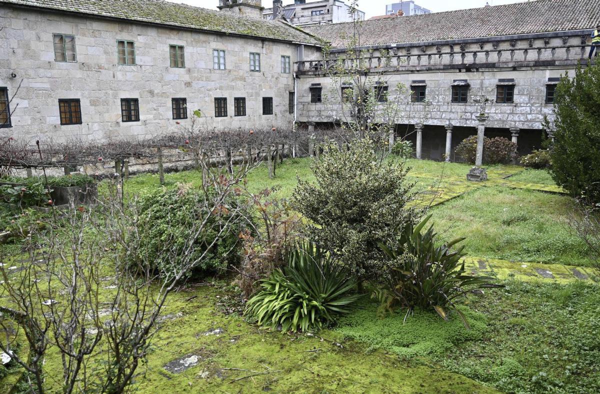 Arbustos y árboles en la huerta del convento.