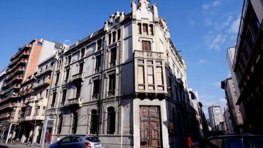 L&#039;antic edifici del Banc d&#039;Espanya a la plaça Marquès de Camps, en desús des de 1990.