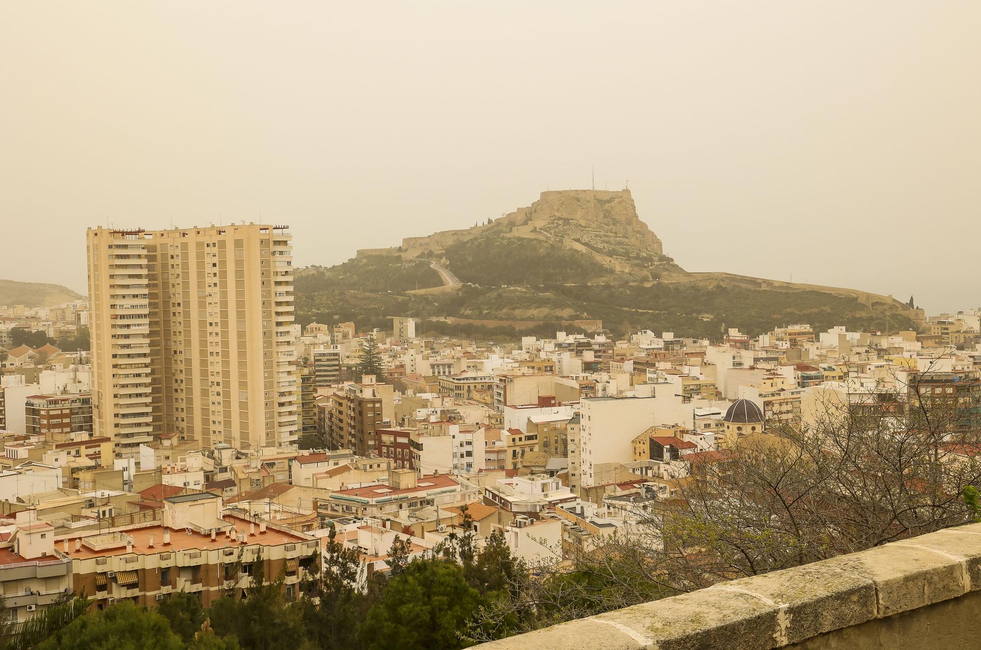 El polvo sahariano ensucia la ciudad de Alicante