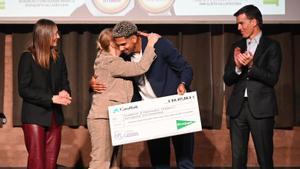 Nuria Pardo, presidenta de la Fundación de Oncología Infantil Enriqueta Vilavecchia, abraza a Araujo tras recibir el talón del libro Relats Solidaris.