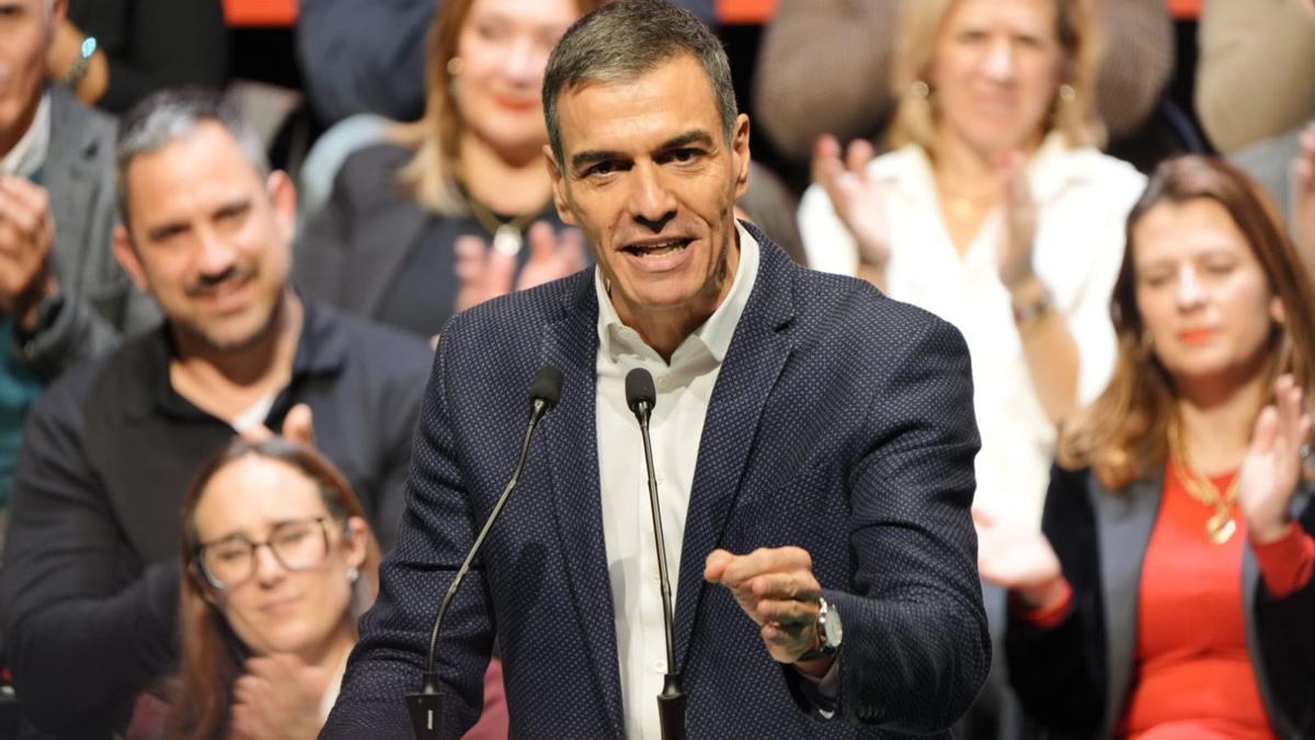 El presidente del Gobierno y secretario general del PSOE, Pedro Sánchez, interviene en el acto de cierre de campaña en Villanueva de la Serena