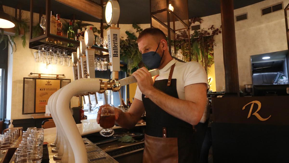 Un camarero sirve una cerveza en un bar de Zaragoza