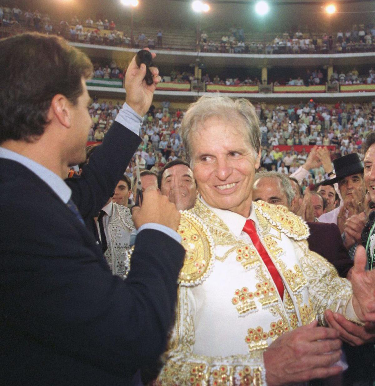 Manuel Benítez, hijo de El Cordobés, muestra la coleta tras cortársela a su padre en 2002.