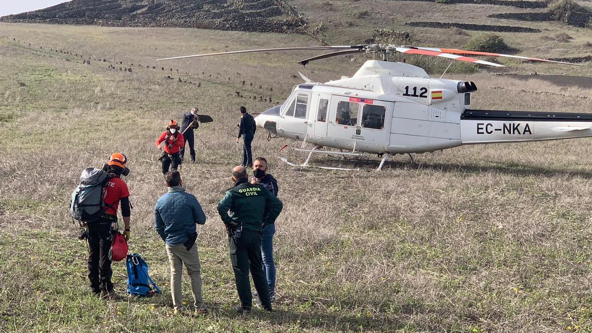 El helicóptero del GES que participó en las labores de búsqueda del varón fallecido en el Volcán de La Corona.
