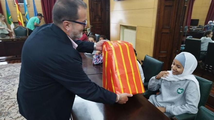 Roberto García entrega un regalo a Lamila. | D. O.