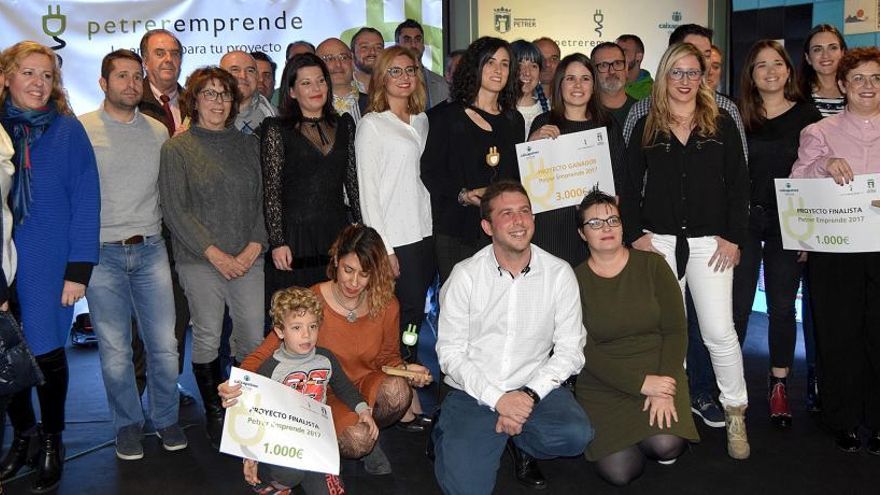 La alcaldesa y el edil de Desarrollo Económico con las ganadoras en la &quot;foto de familia&quot; de la segunda edición de Petreremprende