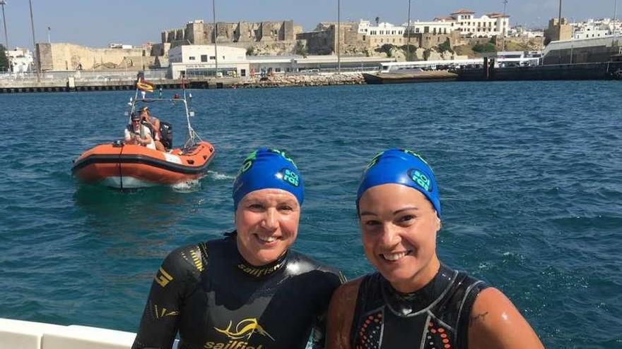 Ángela Díaz y Leticia Fernández en Tarifa, antes de iniciar el cruce del Estrecho de Gibraltar a nado.