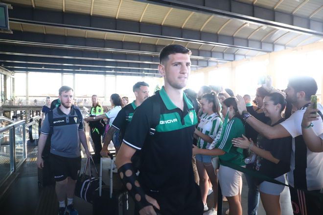 El Córdoba CF vuelve a casa tras el penúltimo paso hacia el ascenso