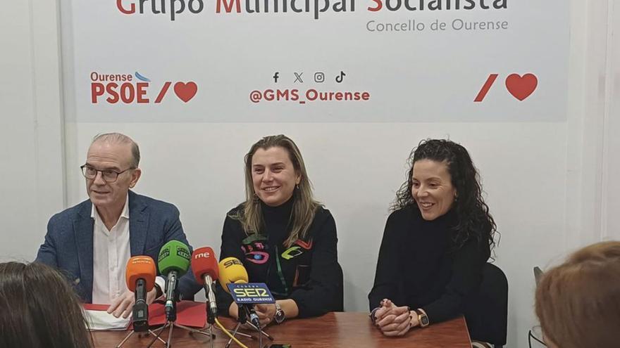 José Ángel Vázquez Barquero con Natalia Benéitez y María Fernández en una pasada rueda de prensa del PSOE.   | // I. OSORIO