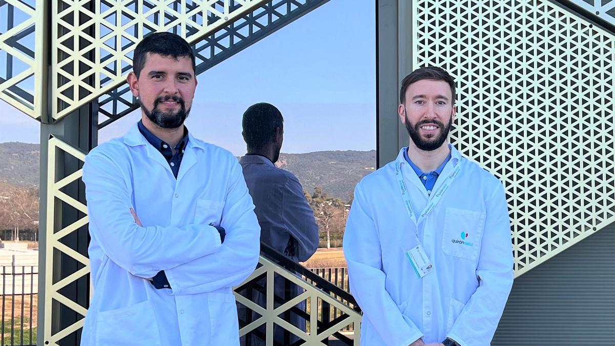 Los doctores Sanz y Valenzuela, ante la fachada del hospital Quirónsalud de Córdoba.