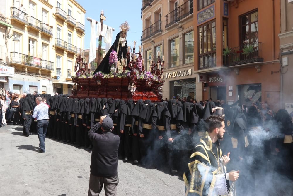 La Virgen de los Dolores en su Amparo y Misericordia, iniciando su recorrido por las calles de Málaga