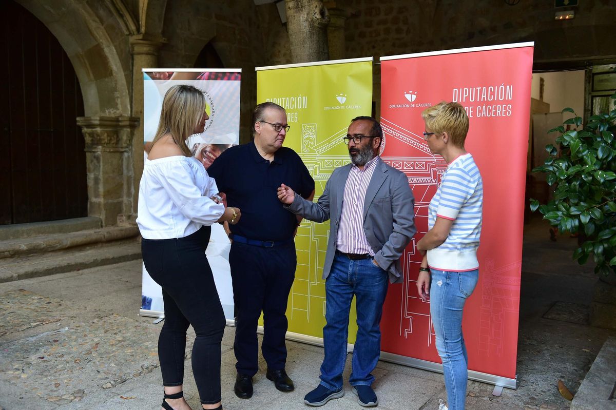 El presidente de Diputación, con Pedro Díez y las coordinadores de los centros de Proyecto Hombre, en Plasencia.