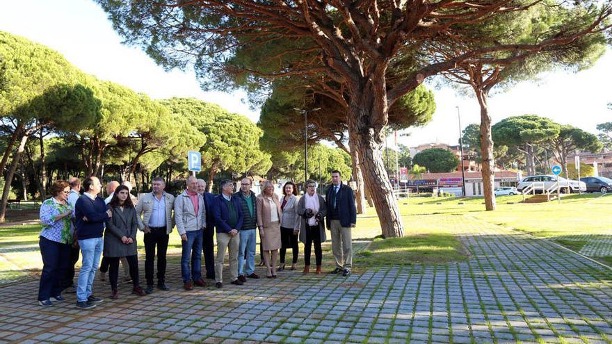 La alcaldesa visitó ayer el aparcamiento ecológico de Las Chapas, con parte de su equipo.