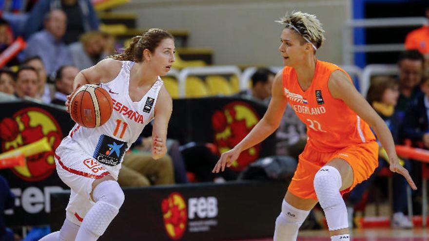 Leonor Rodríguez conduce el balón ante una jugadora holandesa.