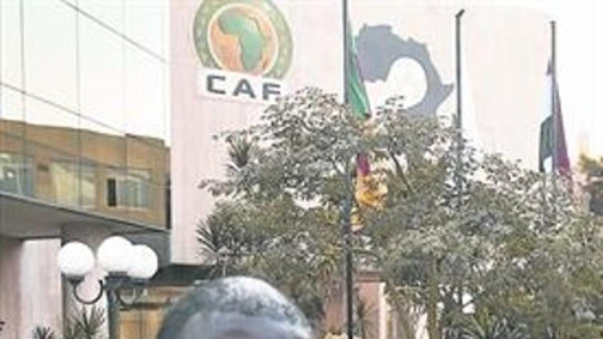 El portavoz de la CAF, Erick Mwanza, tras una reunión en El Cairo.