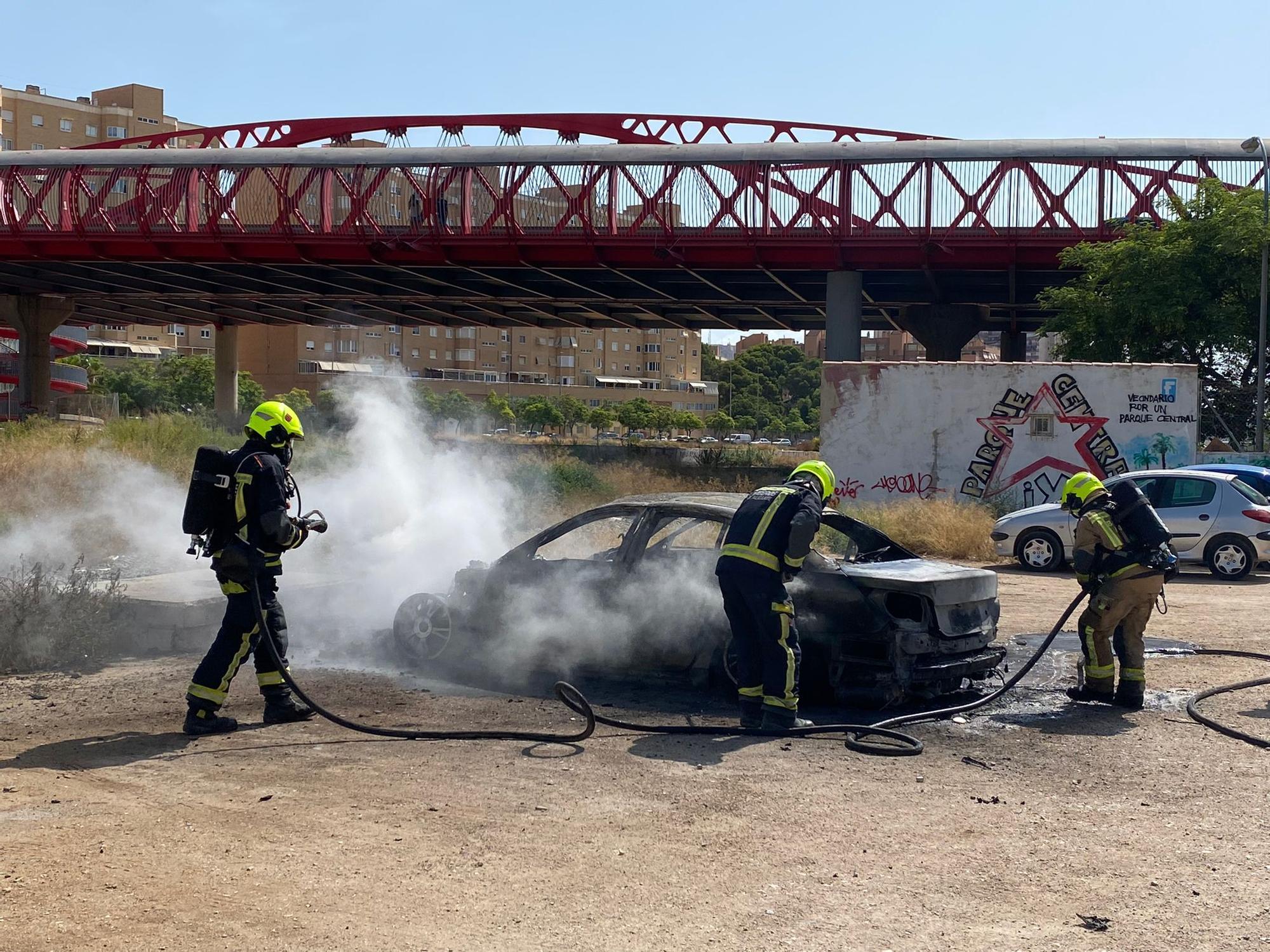 El fuego calcina un coche estacionado y daña a otro junto al puente rojo en Alicante