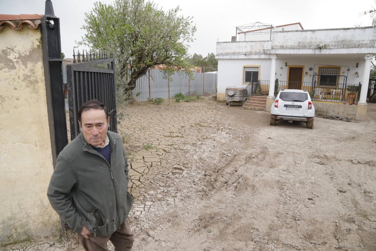 Las calles la Tórtola y la Perdiz siguen con varios centímetros de lodo mientras los vecinos retiran sus enseres Las calles la Tórtola y la Perdiz siguen con varios centímetros de lodo mientras los vecinos retiran sus enseres
