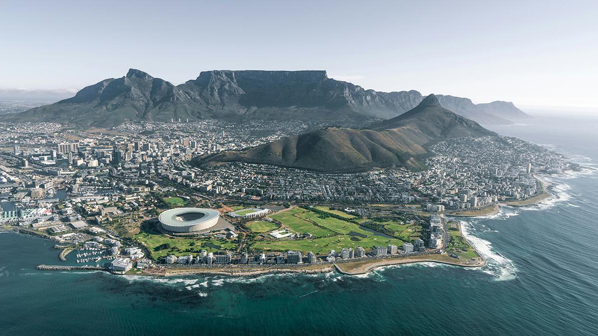 Vista aérea de Ciudad del Cabo, con Table Mountain, Lion’s Head y el Atlántico como grandes protagonistas.