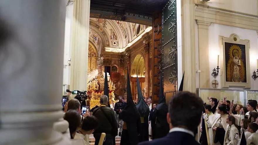 Vídeo | El Gran Poder pide la venia en la Basílica de la Macarena