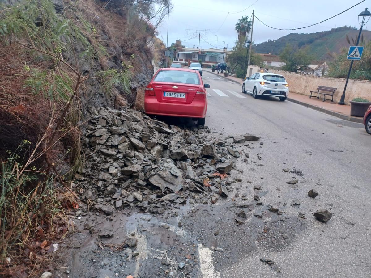 Uno de los desprendimientos de piedras en una de las carreteras de Málaga.