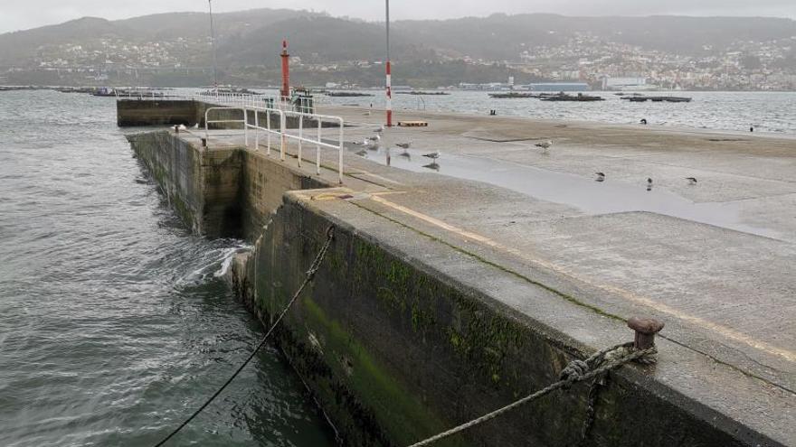 El puerto de Domaio, sin barcos en un día de temporal.  