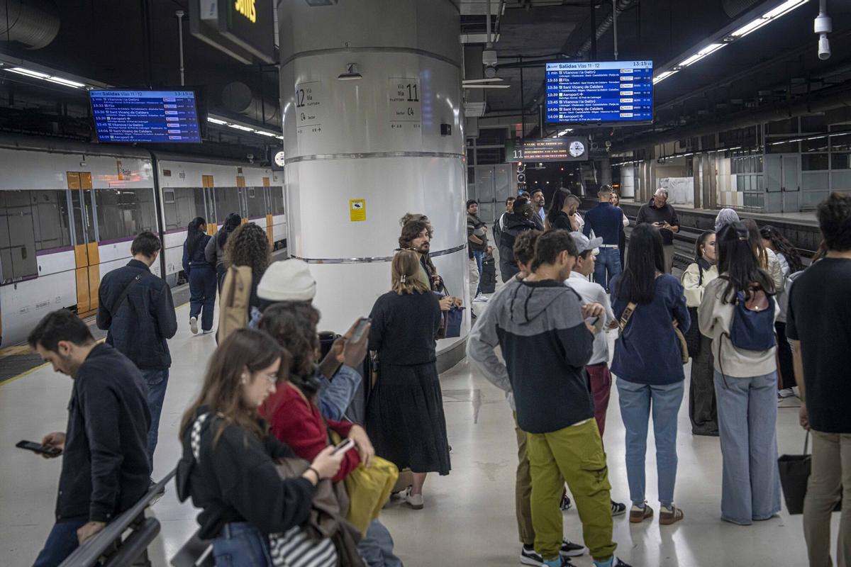 Barcelona 26/10/2025 Barcelona. Foto de pantallas en una estación de Rodalies. sANTS ESTACIÓ. tEMA RODALÍES, retrasos, trenes... AUTOR: MANU MITRU