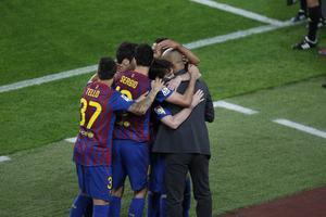 Messi i la resta de jugadors blaugrana s’abracen amb el tècnic després d’un gol del davanter argentí.