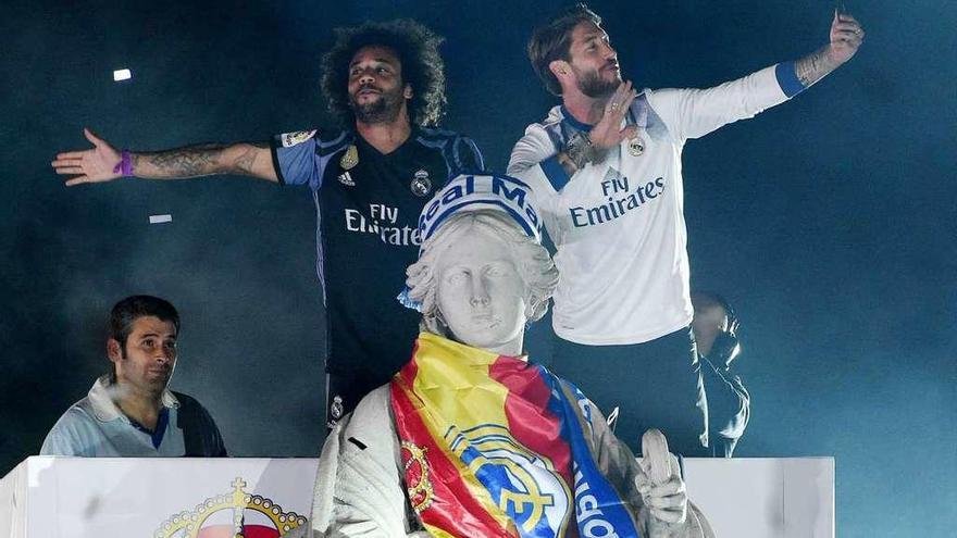 Marcelo y Sergio Ramos, haciéndose un selfi en la ceremonia en La Cibeles. // Fernando Villar