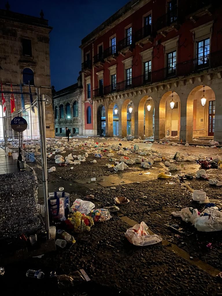 Los residuos que deja la Nochevieja de Gijón, en imágenes
