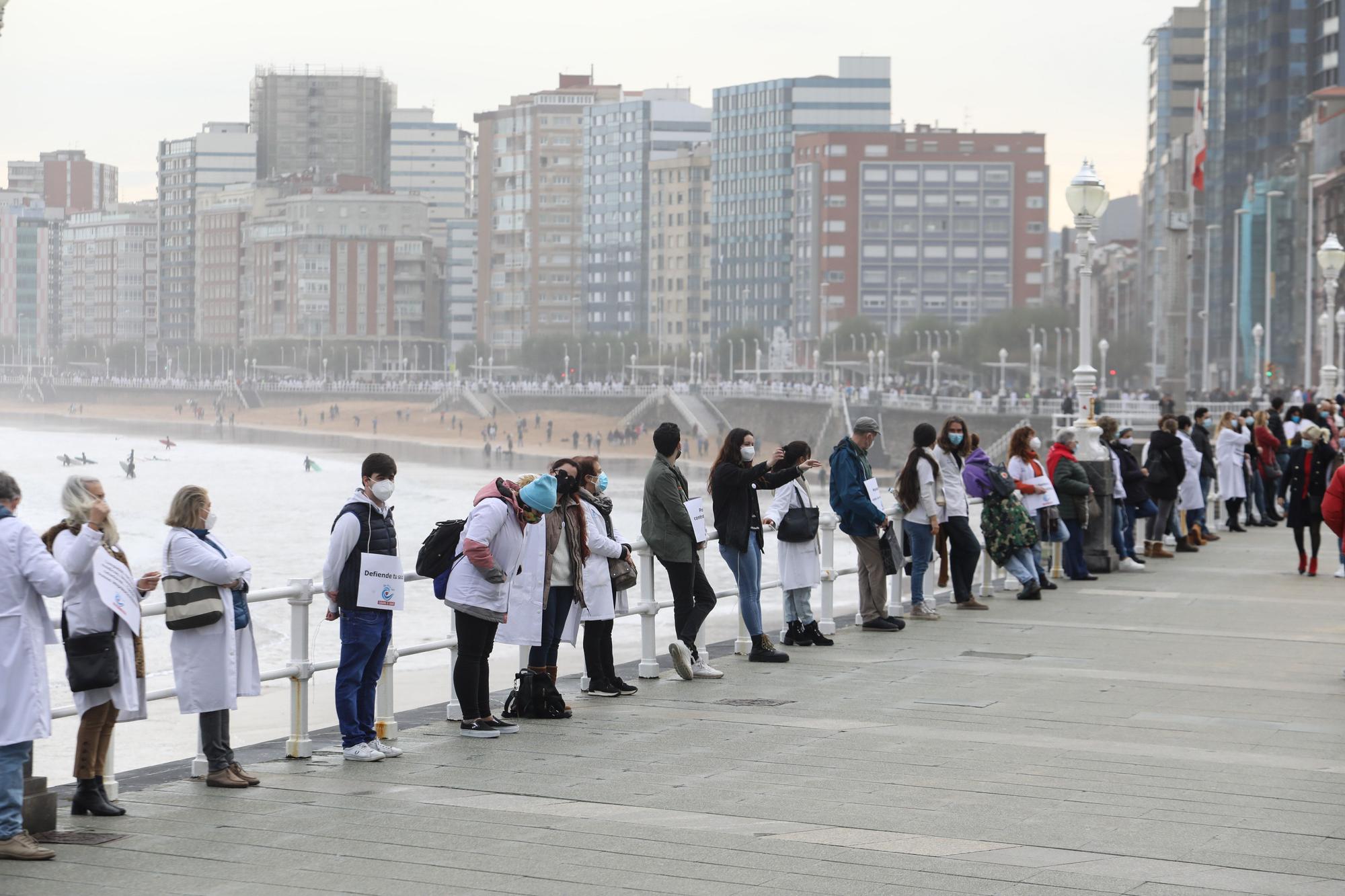 Cadena humana en Gijón por la sanidad pública