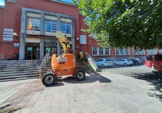 El instituto Sánchez Lastra, en Mieres, renueva su fachada y mejorará la accesibilidad de sus alumnos