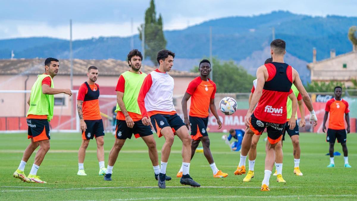 Varios jugadores del Mallorca, durante un entrenamiento reciente en Son Bibiloni.
