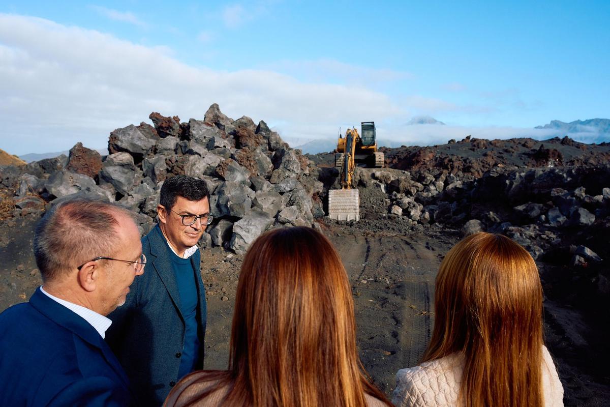 Pablo Rodríguez conversa con Sergio Rodríguez, Nieves Lady Barreto y Rosana Melián en la zona en la que ya trabajan las máquinas.