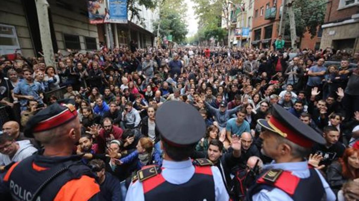 Mossos d'esquadra en el CEIP Tabor de Barcelona el 1-O.