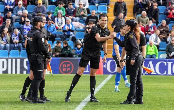 Así ha sido el saque de honor de la policía por su 200 aniversario en el partido del Hércules CF contra el SD Formentera