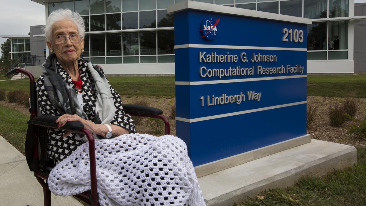 Katherine Johnson frente al Centro de Investigación Computacional que lleva su nombre.