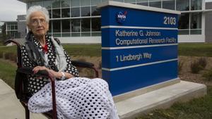 Katherine Johnson frente al Centro de Investigación Computacional que lleva su nombre.