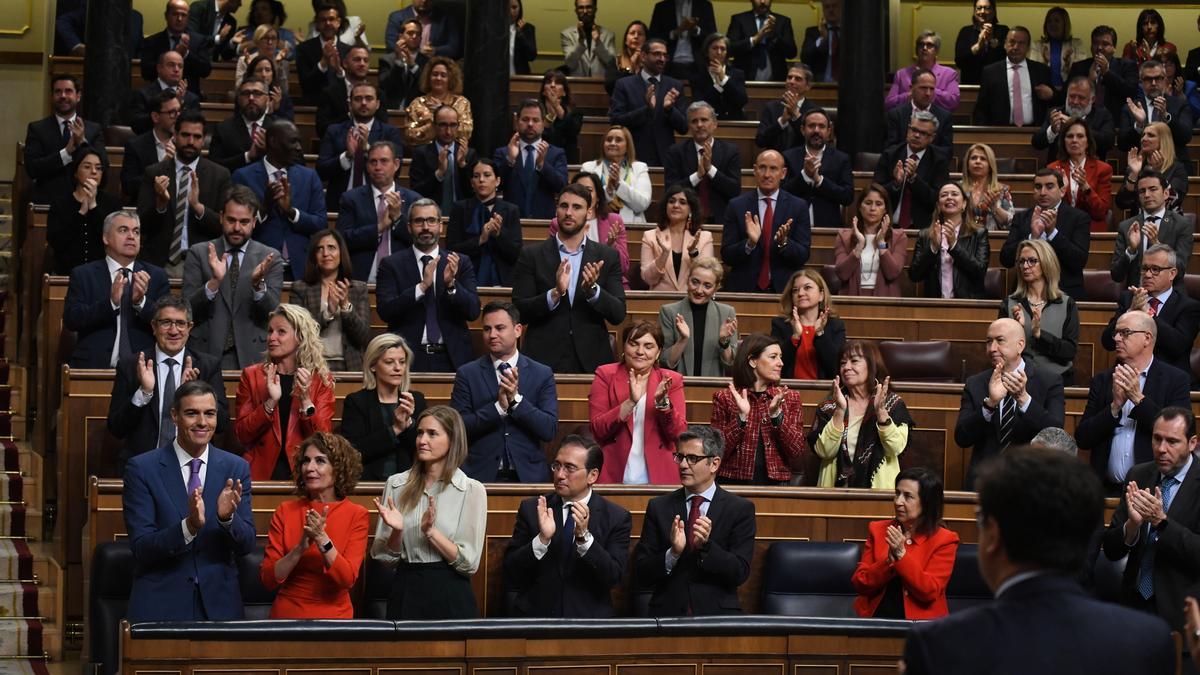 La bancada socialista aplaude a Pedro Sánchez tras una intervención del presidente del Gobierno en el Congreso.