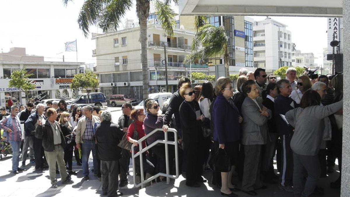 Cola a las puertas de una sucursal de Laiki Bank en Chipre