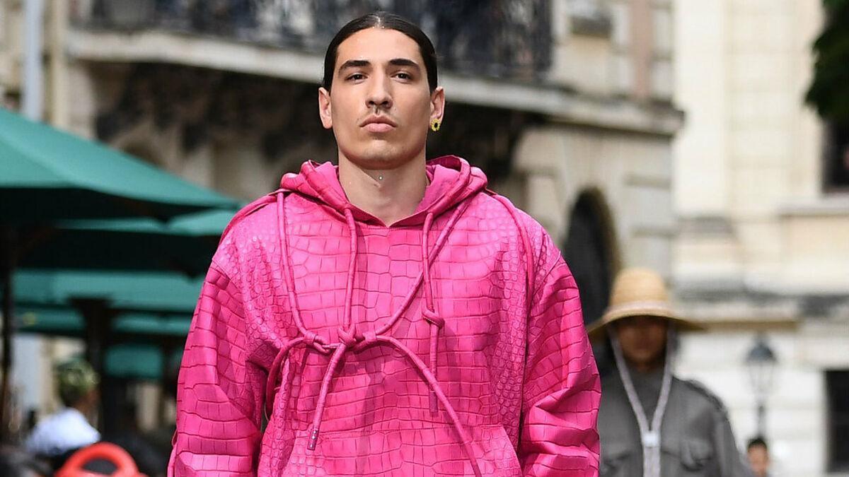 Héctor Bellerín en Londres en la pasarela de Louis Vuitton