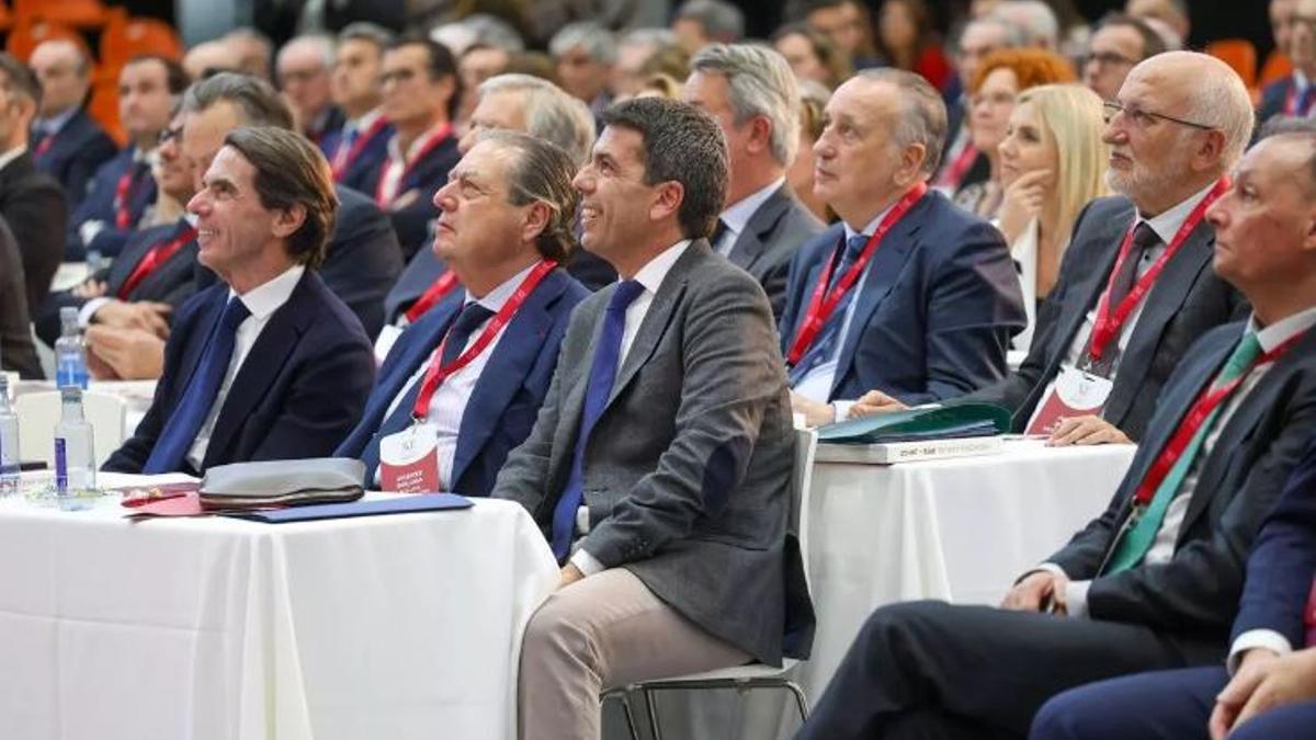 José María Aznar, antes de comenzar su intervención, con Vicente Boluda y Carlos Mazón.