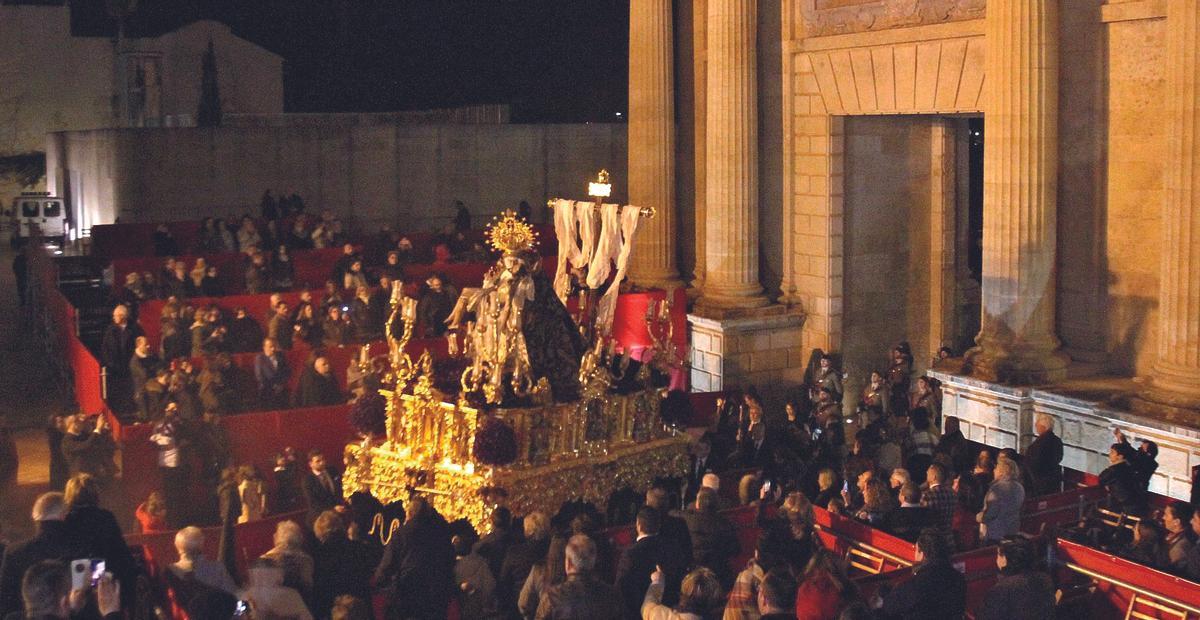 La Hermandad de las Angustias en su paso por Carrera Oficial.