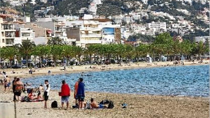 La platja de Roses amb poca gent durant un dia d&#039;aquest mes de juliol.