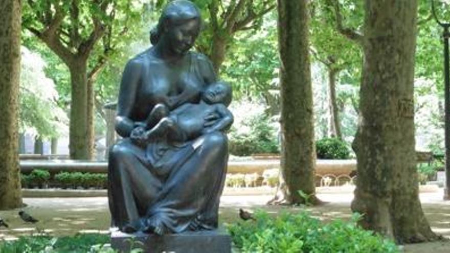 L&#039;escultura Maternitat, de Josep Clarà, a Olot.