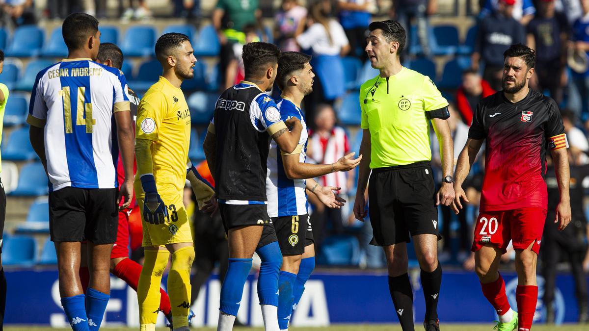 Los jugadores del Hércules protestan una decisión arbitral durante un partido en el Rico Pérez