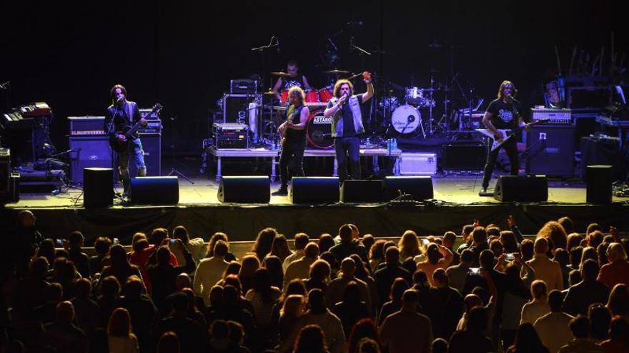 Tonhito de Poi, Lucía Pérez y Raquel Pato, en el concierto de 40 aniversario de Astarot en Cangas