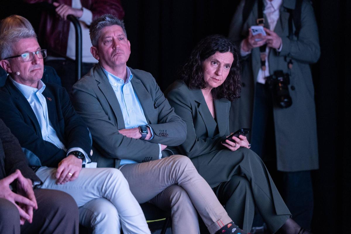 Eduard Sanz, alcalde de Esplugues de Llobregat; David Quirós, alcalde de L'Hospitalet de Llobregat, y Gemma Martínez, directora adjunta de EL PERIÓDICO.