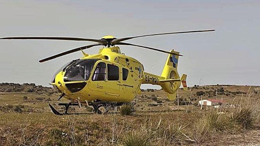 Helicóptero de Emergencias Sanitarias hace uso de un descampado para recoger a una persona en Fermoselle.